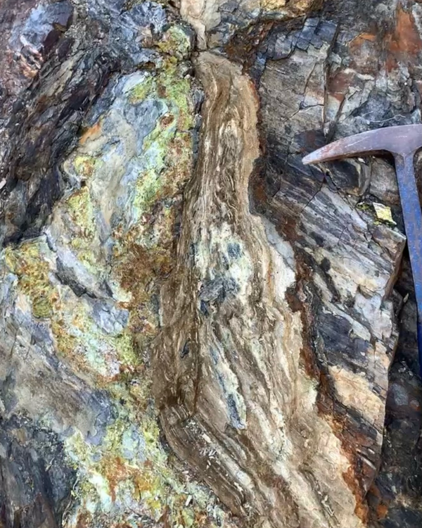 Amostra de ouro em rocha oxidada - Teor ~3,39g/ton